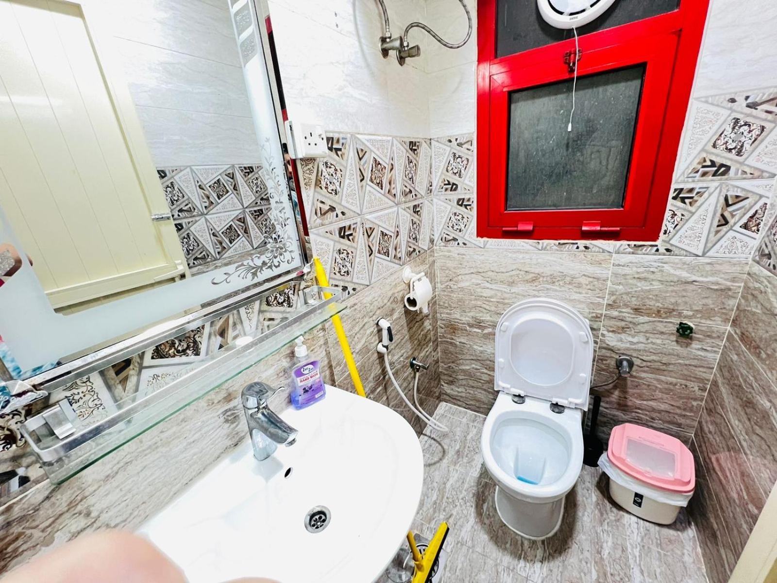 ドバイMoon Backpackers , Al Rigga , Partition For Couples And For Singlesアパートメント エクステリア 写真